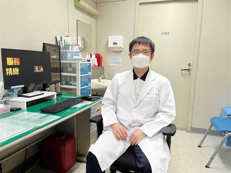 澄清醫院中港院區皮膚科主任柯偉立表示，患者經抽血檢驗發現體內鋅濃度嚴重不足，導致頭頂落髮。（圖／中港澄清醫院提供）