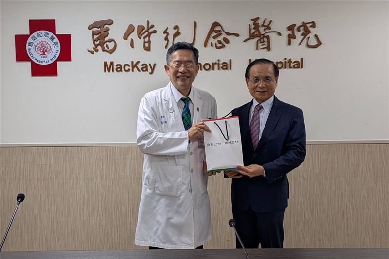 馬偕紀念醫院總院長張文瀚(左)致贈紀念品給商研院董事長許添財(右)(圖/馬偕醫院提供)