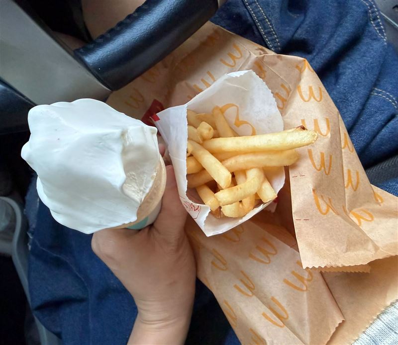高嘉瑜麥當勞得來速點餐,貴賓卡優惠可10元加購小薯、蛋捲冰淇淋擇一。(圖/翻攝自高嘉瑜臉書)