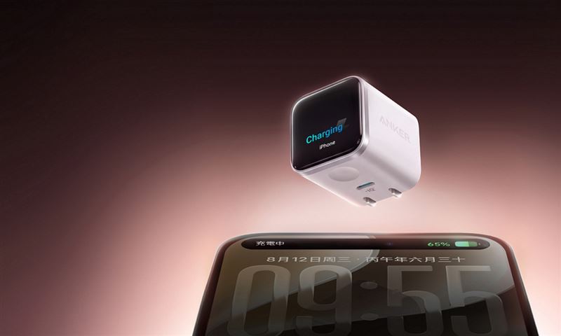 「Anker A121D 45W 螢幕充電器」透過 AI 智慧辨識 iPhone 機型,自動配對對應的充電曲線。(圖/品牌業者提供)