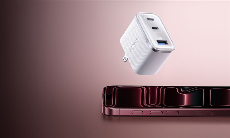 「Anker A121A 70W氮化鎵充電器」體積較Apple原廠充電器縮小41%,70W輸出功率可滿足iPhone 18 Pro系列最高60W的充電需求。(圖/品牌業者提供)