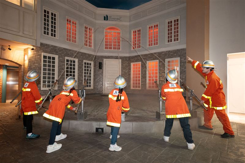 「KidZania Taipei 奇薩尼亞台北」集結全球最受歡迎的警察、消防員及醫師等職業體驗。(圖/KidZania 奇薩尼亞提供)
