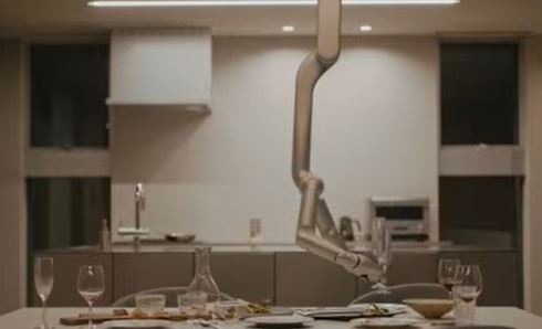 日本新創MW受到《鋼鐵人》(Iron Man)啟發,打造「機器人住宅」,將住家轉化為多處藏有機器手臂幫助人類生活的超智慧宅,從根本概念上挑戰特斯拉(Tesla)執行長馬斯克(Elon Musk)所構想的人形機器人未來。(圖/翻攝自MV Living Home Youtube頻道)