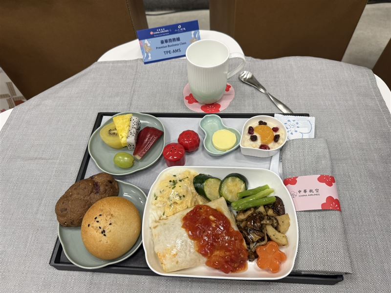 華航攜手「小小樹食」推出聯名蔬食餐點。（圖／記者李育道攝影）