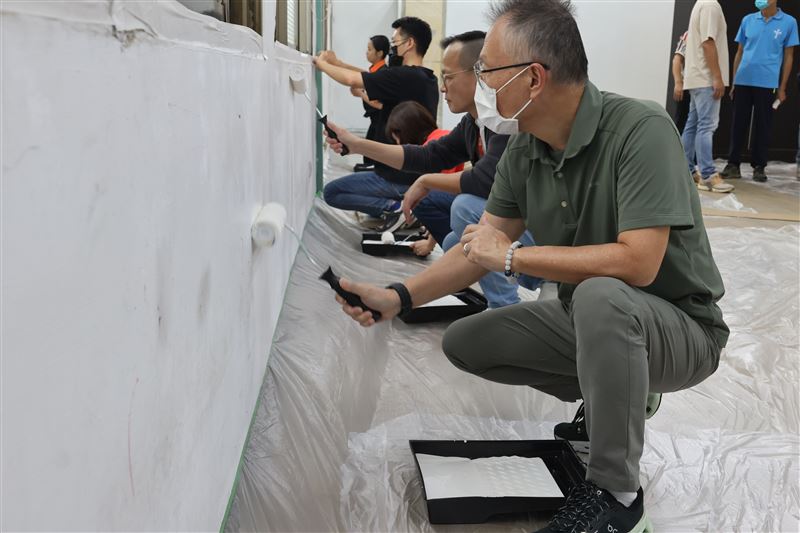特力屋總經理張栢青(左一)表示,希望以特力屋最孰悉的修繕能力,協助第一線陪伴單位補上環境優化需求。(圖/品牌業者提供)