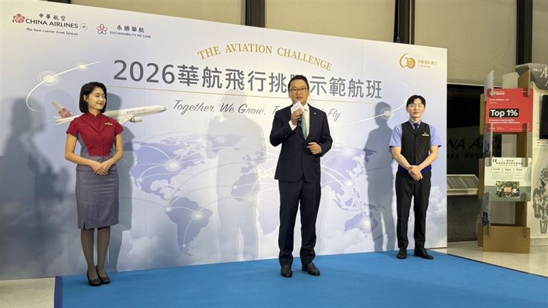 隨著客貨運表現成長,華航今年年終獎金也受到關注。被問到今年年終是否一定會優於去年,陳漢銘表示,還有第四季要看,自己仍「謹慎樂觀」(圖/記者李育道攝影)