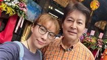 73歲劉尚謙一跛一跛輔選　劉至妤痛曝病情