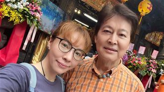 73歲劉尚謙一跛一跛輔選　劉至妤痛曝病情