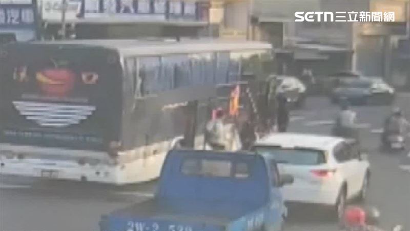 駕駛不舒服「邊撞邊開」　學生1舉救全車