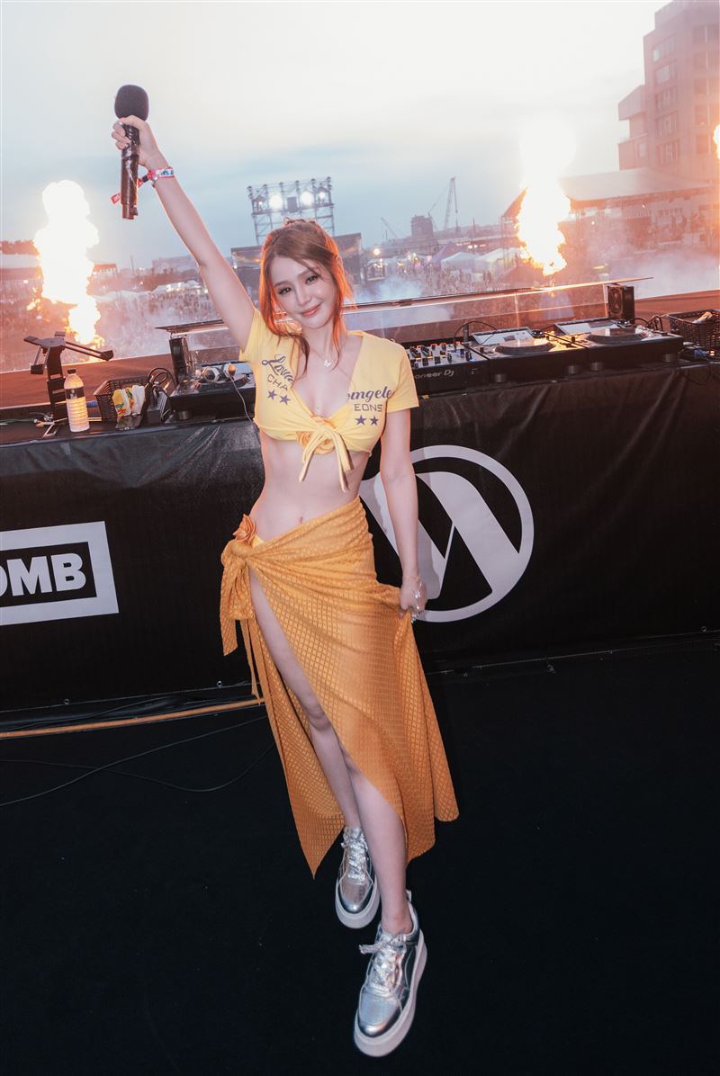 美女DJ VEENA昨登上高雄「WATERBOMB」水炸彈音樂節舞台。(圖/繁星皓月娛樂提供)