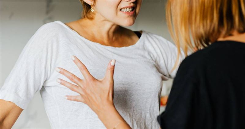 一名50歲婦人因懷疑鄰居與自己的丈夫有染,竟向鄰居潑糞。(示意圖/取自pexels)