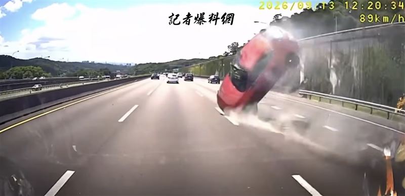 紅色轎車在國道自撞騰空噴飛。（圖／翻攝自記者爆料網）