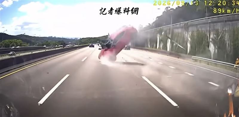 轎車自撞連噴4個車道。（圖／翻攝自記者爆料網）