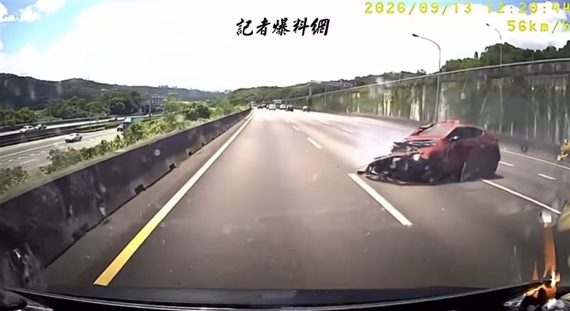 轎車嚴重變形，所幸駕駛無大礙。（圖／翻攝自記者爆料網）