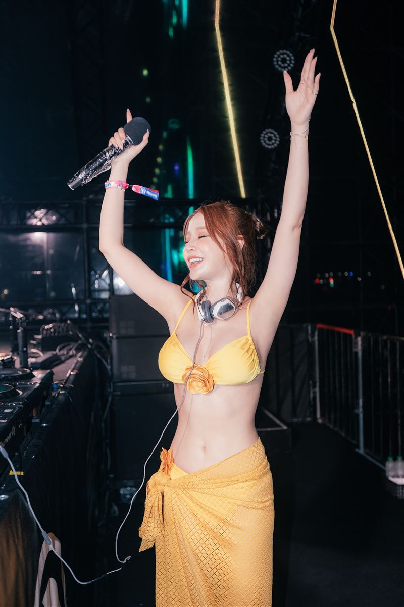 DJ VEENA索性脫下外層黃色上衣,僅穿同色系細肩帶比基尼。(圖/繁星皓月娛樂提供)