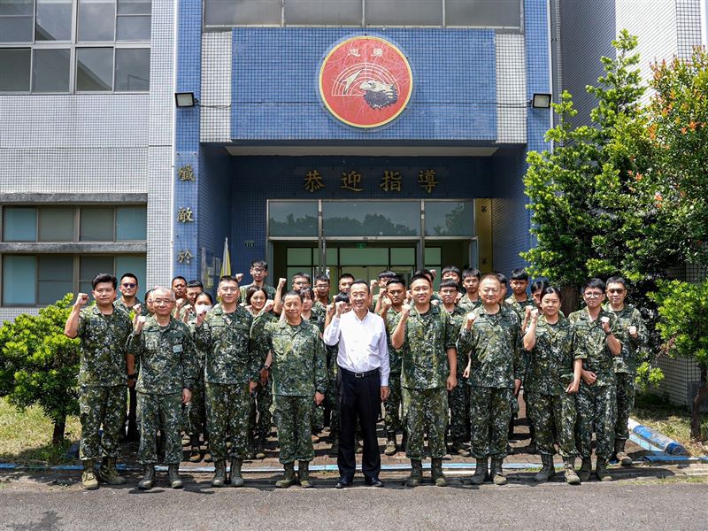 顧部長14日赴南部地區實施秋節慰問,與官兵合影。(圖/軍聞社提供)