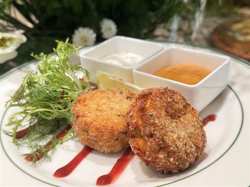 「馬里蘭蟹肉餅」外層酥脆、裏層鮮嫩多汁,複合香料提升了蟹肉甜味。(圖/台北國聯大飯店提供)