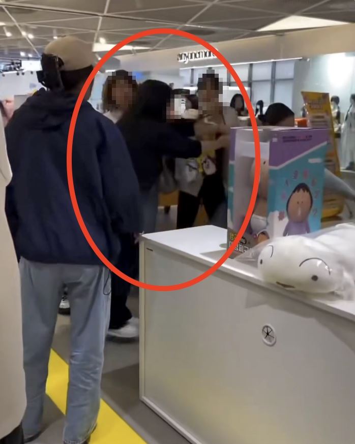 中國大媽在商場拉扯法國籍女子。(圖/翻攝自X)