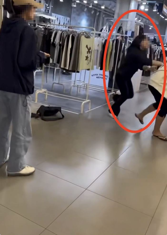 黑色衣服的中國大媽,疑似聽到法國女子談論「全世界都討厭中國人」後暴走。(圖/翻攝自X)