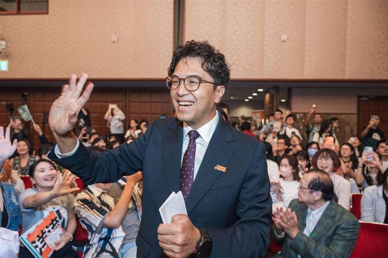 沈伯洋稱「中南部食物太甜」,接連釣出總統賴清德、台南市長黃偉哲回應。(圖/翻攝自沈伯洋臉書)