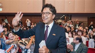 黃偉哲下戰帖！沈伯洋14字急求饒：撐不住