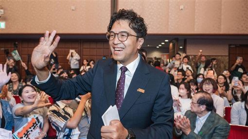 沈伯洋稱「中南部食物太甜」，接連釣出總統賴清德、台南市長黃偉哲回應。（圖／翻攝自沈伯洋臉書）