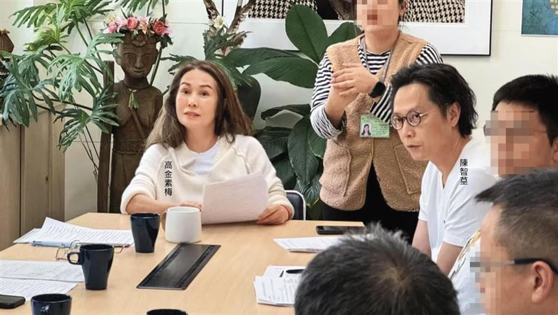 高金素梅（左）前辦公室主任陳智葟（右）投資弟弟陳耀訓的麵包店，每年分紅逾百萬元，竟涉發展共諜組織遭收押。（翻攝高金素梅臉書）