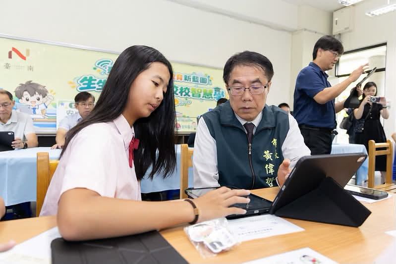 台南市推生生有平板。(圖/翻攝自黃偉哲臉書)