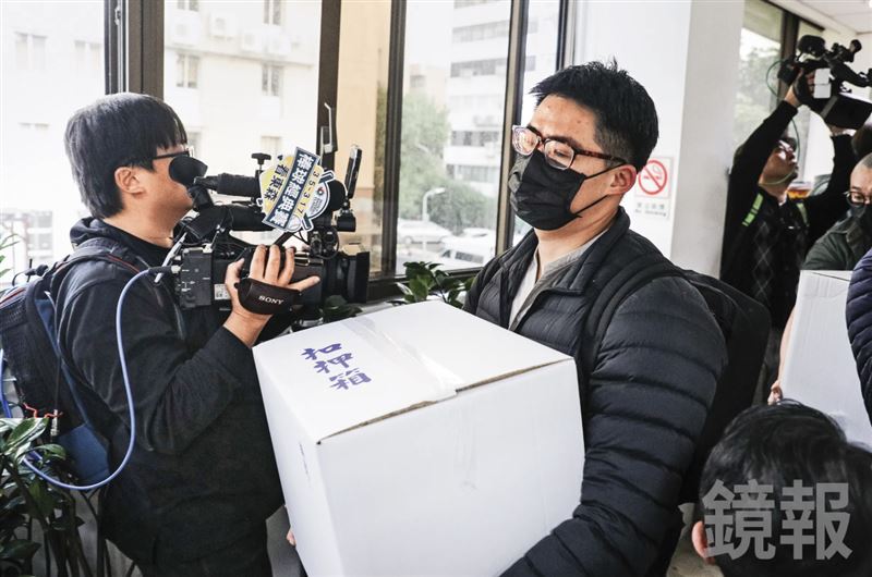 檢調今年初搜索高金素梅辦公室,懷疑她與張俊傑聯手,利用人頭詐領助理費近800萬元。(鏡報鄒保祥)