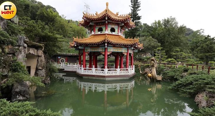 除了迎仙庭外，指南宮內還有一個水池，因為與迎仙庭水源相連，同樣讓消防人員抽水搶救大火。（圖／CTWANT）