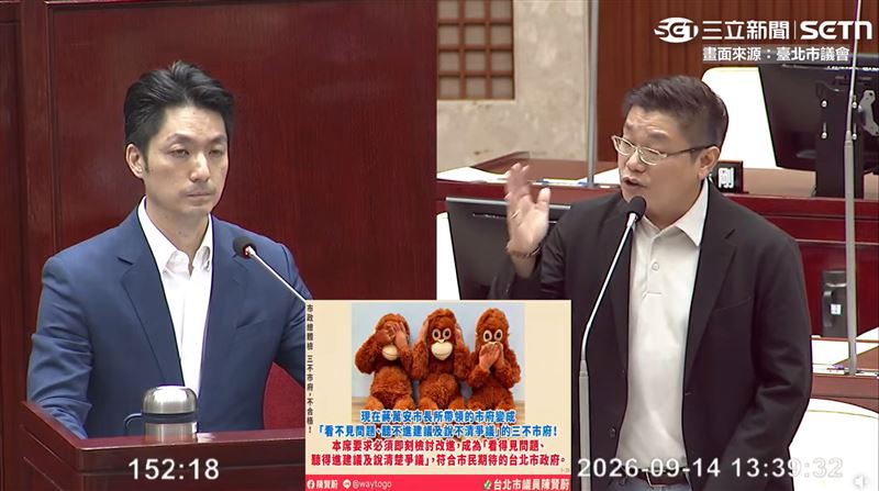 陳賢蔚細數市政缺失,直指營養午餐食安隱憂、無菸城市配套不足及兒虐處理失當,批評蔣市府淪為看不見問題、聽不進建議、說不清爭議的「三不市府」,並當場送上三隻猴子玩偶諷刺。(圖/翻攝畫面)