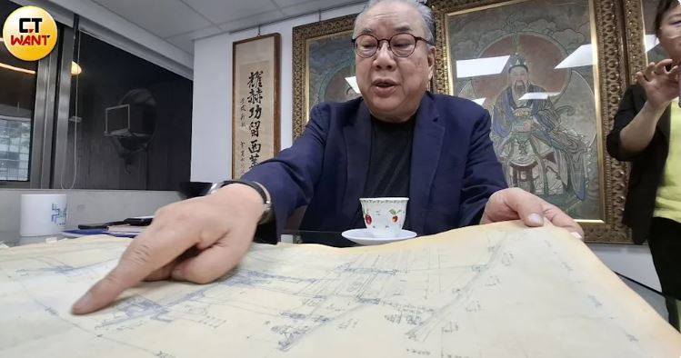 李學忠拿出民國53年父親李重耀手繪的凌霄寶殿設計圖，並想起年幼時期追隨父親前往指南宮現場監造，從工頭手中拿到糖果的甜蜜回憶。（圖／李俊賢攝）