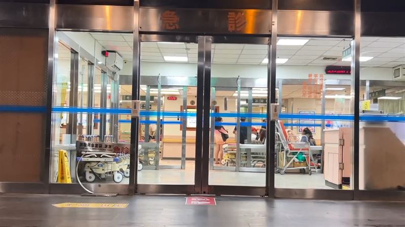 掛心莊昕諺傷勢，身穿球衣的球迷賽後趕赴長庚急診室外守候。（圖／翻攝畫面）
