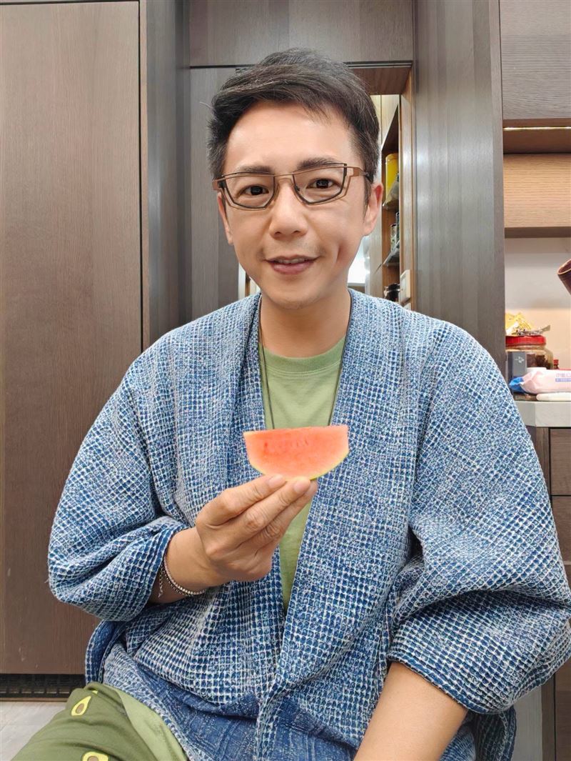 購物專家岳揚術後康復慶生。(圖/翻攝自岳揚臉書)
