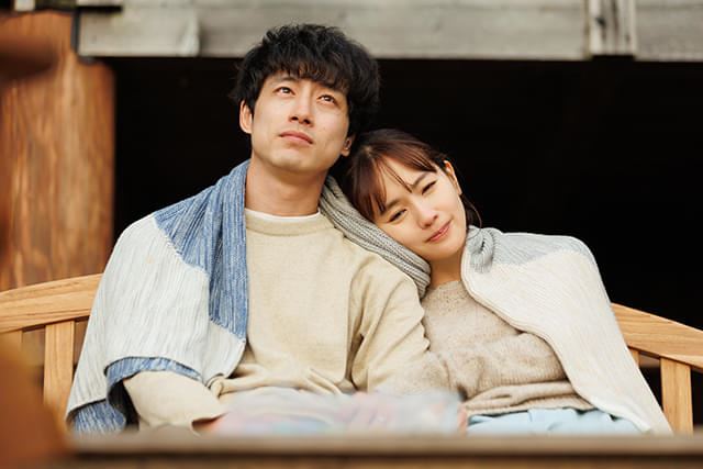 中村友理與坂口健太郎合作《再見的延續》,劇中飾演夫妻。(圖/翻攝自劇照)