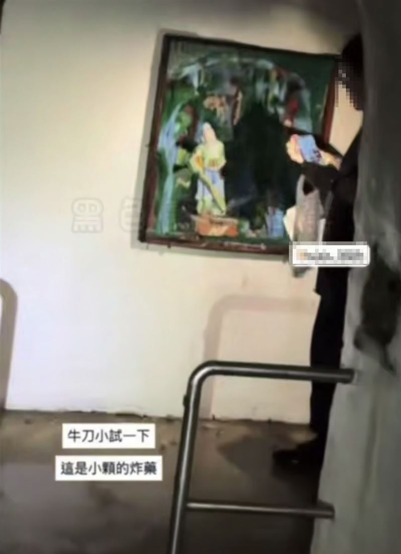屁孩手持炸藥炸毀內部的神像、歷史人物的塑像。(圖/翻攝自黑色豪門企業)