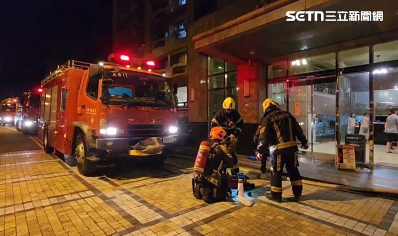 花蓮集合住宅發生火警，68歲唐姓管理員上樓救火，卻因吸入過多濃煙昏迷倒地，送醫搶救後宣告不治，住戶們都感到非常不捨。（圖／翻攝畫面）