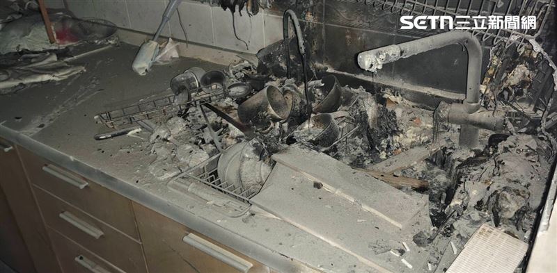 花蓮集合住宅發生火警，該棟8樓住戶家中烘碗機起火，唐姓管理員上樓救火，卻因吸入過多濃煙昏迷倒地，送醫搶救後宣告不治。（圖／翻攝畫面）
