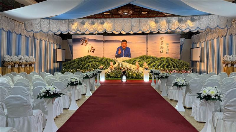 鋼鐵爸父親「海伯」於新北市立殯儀館舉辦公祭。(圖/翻攝自鋼鐵爸臉書)
