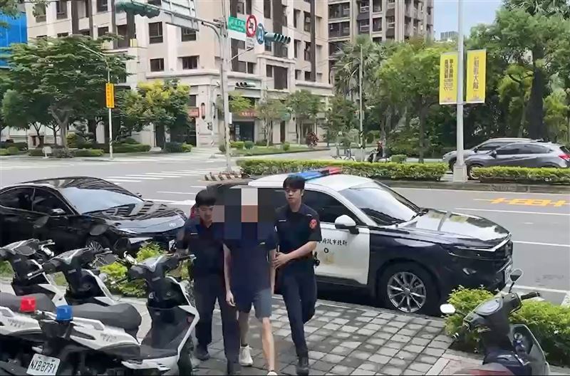 男子被警方逮捕。(圖/翻攝畫面)