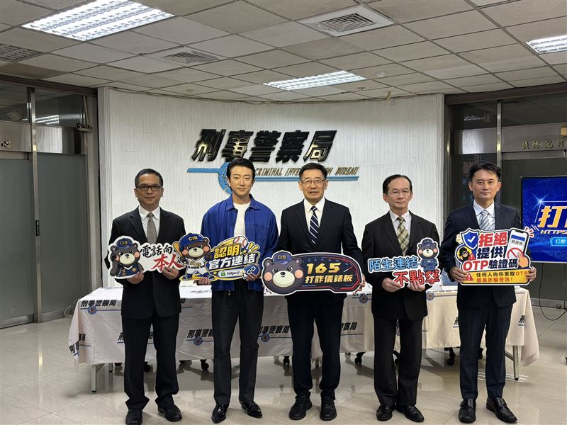 張懷秋(左二)今(15日)現身刑事局,分享自己差點遭到詐騙的經驗。(圖/翻攝畫面)