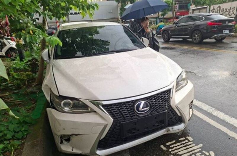 莊女駕車撞擊路邊車輛、肇事逃逸,因拒檢遭警方破窗壓制,車內查獲毒品依托咪酯煙彈。(圖/翻攝畫面)
