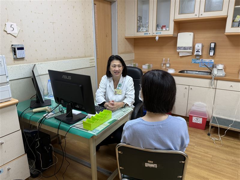 高榮感染科醫師李欣蓉提醒,中壯年族群自認年輕、健康,低估「無聲殺手 – 肺炎鏈球菌」可能併發的重症風險。(圖/李欣蓉醫師提供)