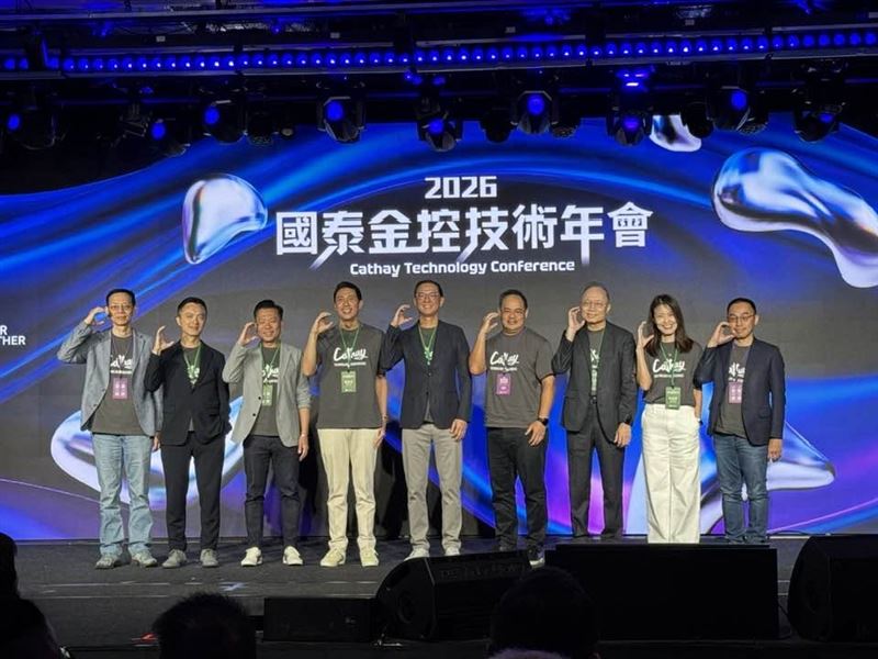 國泰金控副董事長蔡宗翰(右5)揭露數位轉型戰略。面對AI浪潮,他直言拒絕「表面功夫」,耗時5年建置資料底層「下水道」工程,並致力翻轉5萬大軍傳統的溝通文化。未來將鎖定資產管理與基金業務,坦承弱勢並力拚靠科技彎道超車。(圖/記者師瑞德攝影)