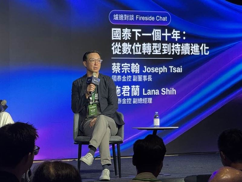 國泰金控副董事長蔡宗翰揭露數位轉型戰略。面對AI浪潮,他直言拒絕「表面功夫」,耗時5年建置資料底層「下水道」工程,並致力翻轉5萬大軍傳統的溝通文化。未來將鎖定資產管理與基金業務,坦承弱勢並力拚靠科技彎道超車。(圖/記者師瑞德攝影)