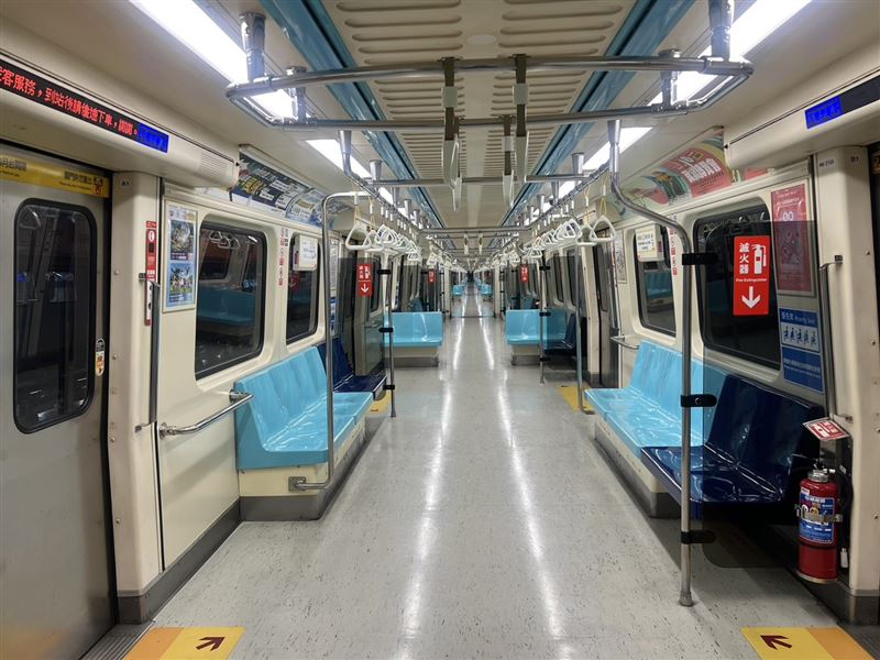 北捷淡水信義線發生老翁跌倒意外，列車啟動時疑因重心不穩倒地撞頭。北捷表示已協助送醫，並持續關懷旅客狀況。（圖／北捷提供）
