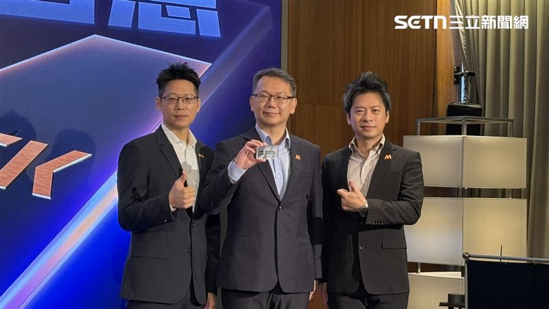 聯發科今(15日)發表天璣9600系列旗艦晶片,包括天璣9600 Pro與天璣9600 M兩款產品,資深副總經理徐敬全(中)表示,天璣9600 Pro是系列史上最強的旗艦AI晶片,以全新AI原生架構重新定義旗艦標準,同時兼顧效能與能效表現,而天璣9600 M則鎖定中高階市場,讓更多消費者也能體驗到旗艦等級的AI功能。(圖/記者王文承攝影)