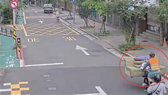 北市男腳踏車載3人座沙發！誇張畫面曝光