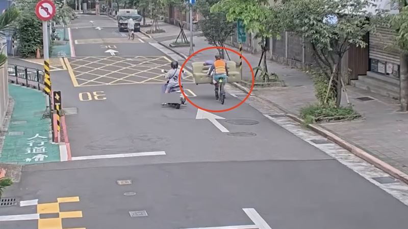 男子行為涉嫌違反道路交通管理處罰條例76條第1項第2款慢車附載物品之規定。(圖/翻攝畫面)