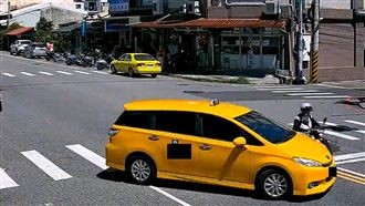 計程車迴轉撞機車！花蓮72歲嬤捲車底身亡